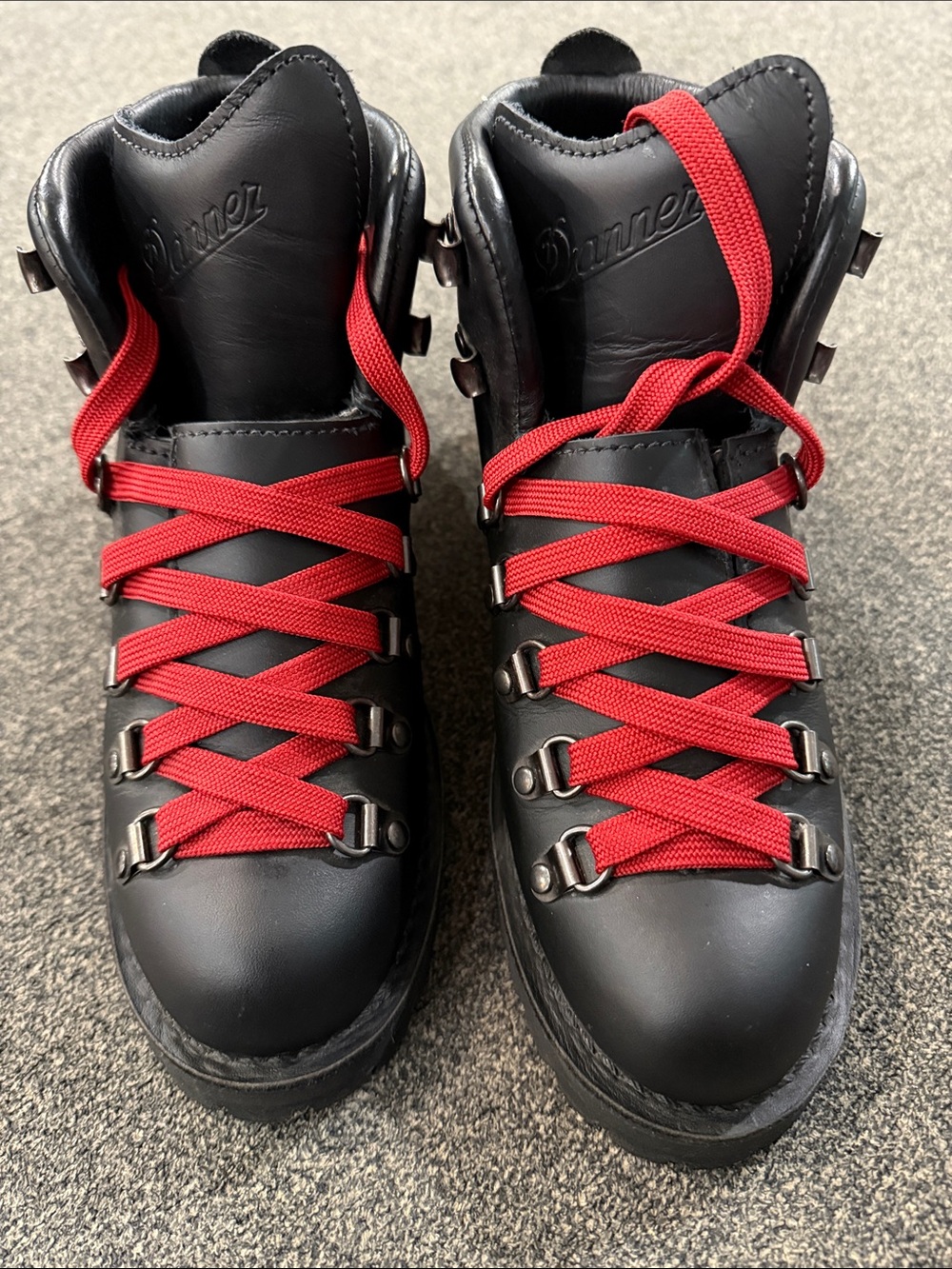 NWOT Danner women’s Black Leather mountain pass hiking Boots with Red Laces